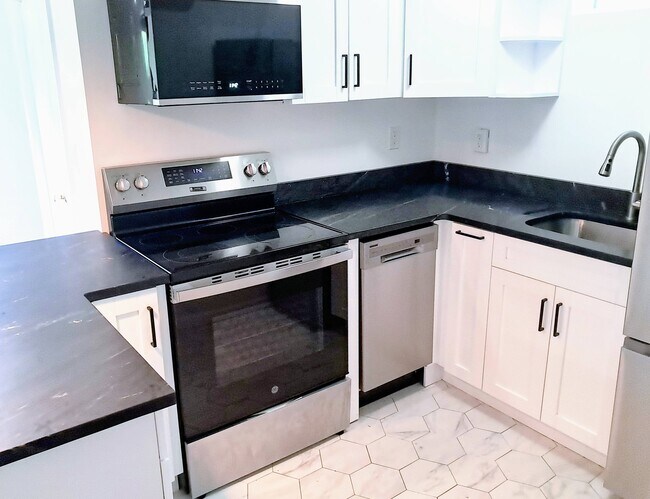 Cocina equipada con lavavajillas, microondas, nevera y cocina/horno. - 9918 Tenbrook Dr