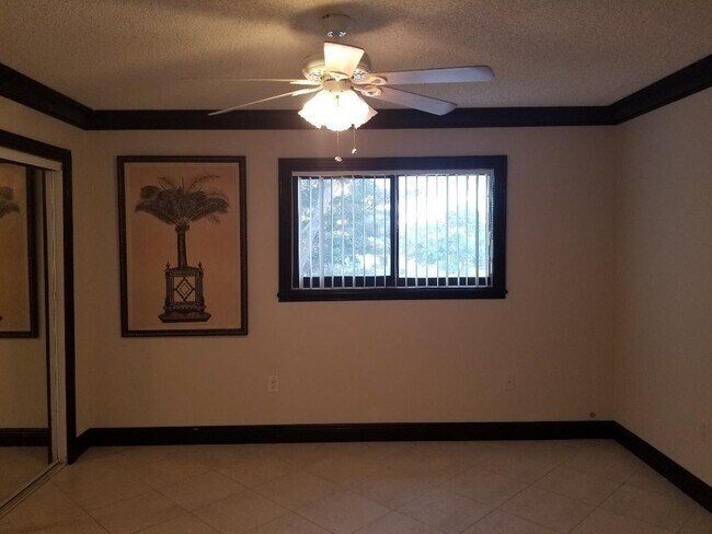 Foto del edificio - 9478 Palm Cir S