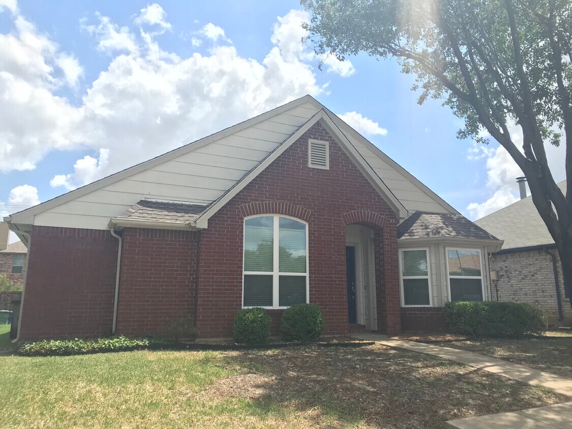 Primary Photo - 913 Lake Bluff Dr