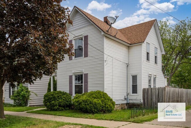 Building Photo - 1136 Davis Ave NW