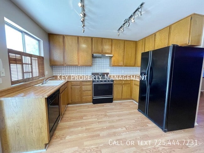 Building Photo - SINGLE STORY 3 BEDROOM 2 BATH HOME W/ 2 CA...