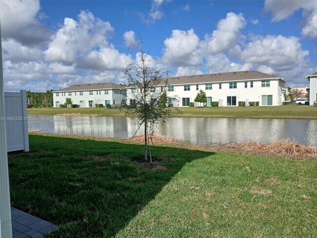 Foto del edificio - 519 Rivergrass St