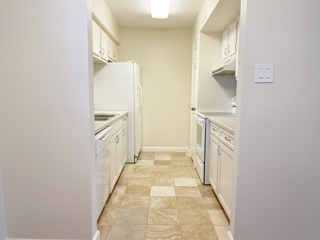 Kitchen - 5550 N Braeswood Blvd