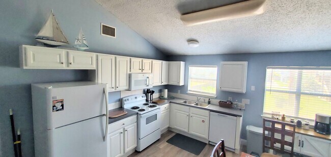Building Photo - 635 Ave I