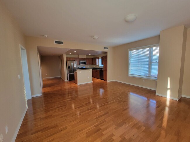 Building Photo - Luxury, Spacious 1 bedroom Apartment in Bo...