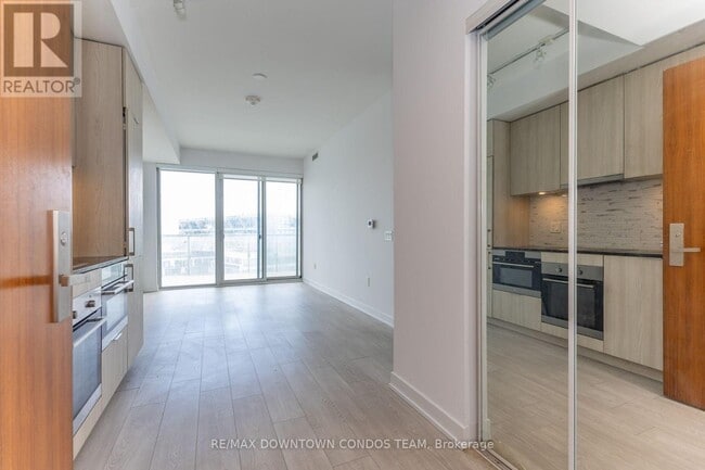 Building Photo - 15 Queens Quay E