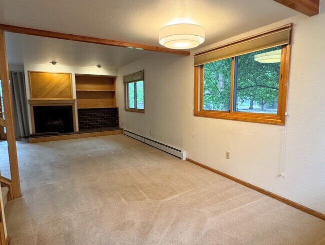 Building Photo - Spacious 2BD/2.5BA Townhome in Quiet Commu...