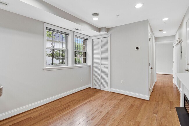 Foto del edificio - Great Opportunity In H St
