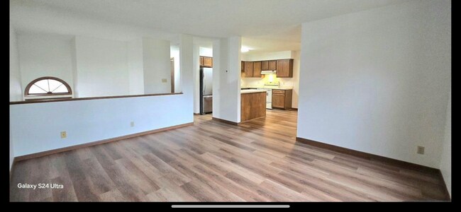 Foto del edificio - 405 Hillcrest St E