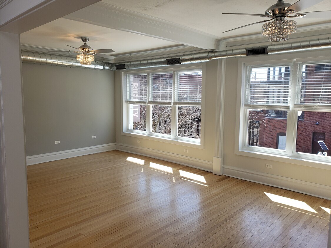 Living and Dining Area - 5301 N Clark St