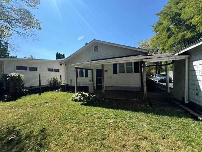 Building Photo - 2 Bedroom / 2 Bath Home