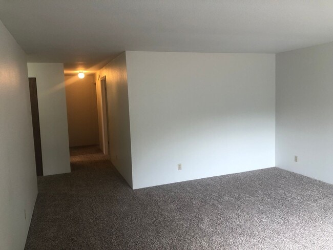 Building Photo - 3 bedroom, 1 bath house in Springfield!