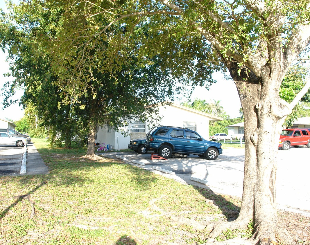 Building Photo - 4581 SW 32nd Ave