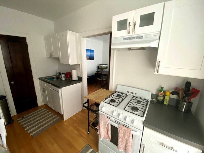 KITCHEN - 4431 N Winchester Ave