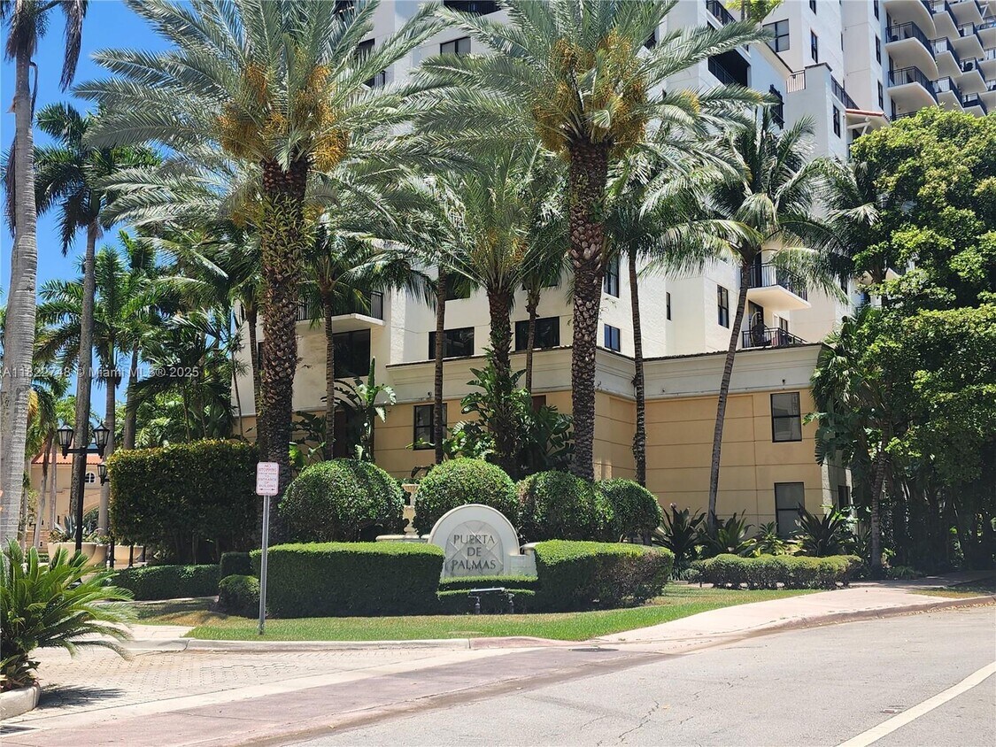 Foto principal - 888 Douglas Rd