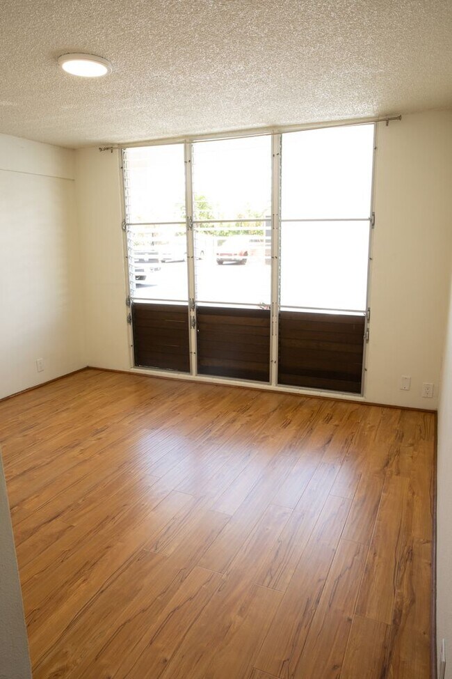 Foto del edificio - 2 BR/ 1 Bath Low- rise Apartment
