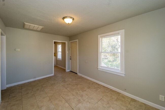 Foto del edificio - Cozy and Affordable 2 Bedroom Garage Apt in 77705!