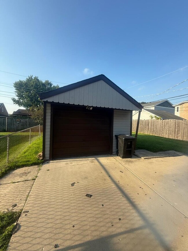 Building Photo - 7529 W Rosedale Ave
