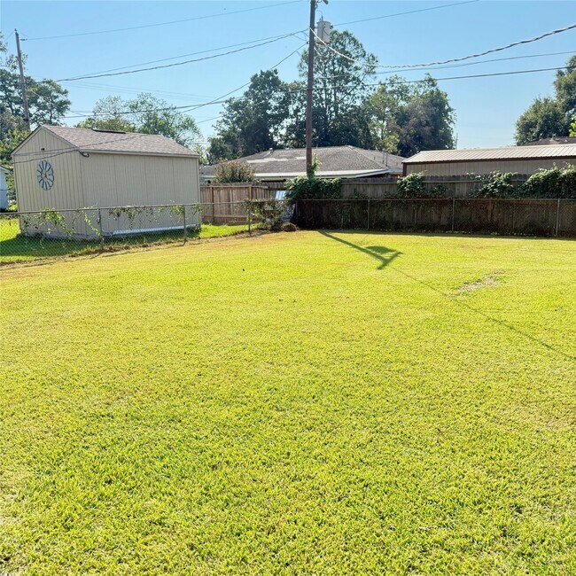 Building Photo - 1105 Woodbine Dr