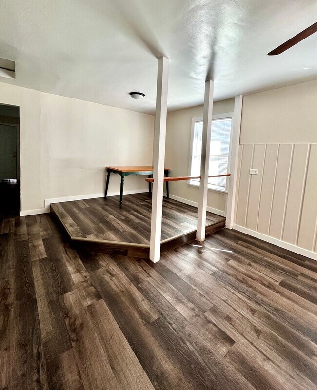 Building Photo - 2 Bedroom Single Family