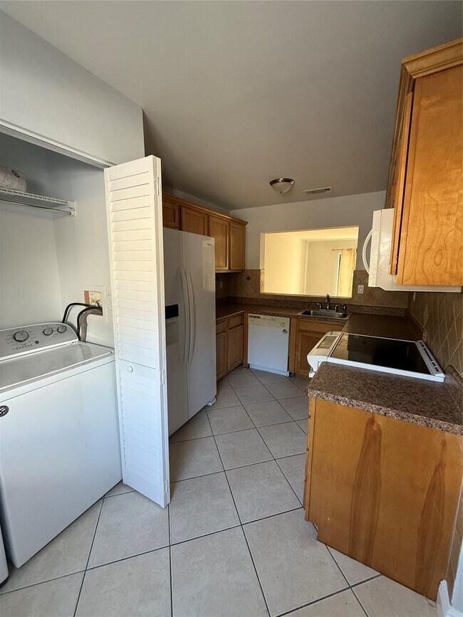 Building Photo - 320 Palm Cir E