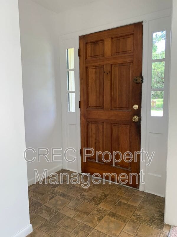 Building Photo - 205 Pinewood Dr