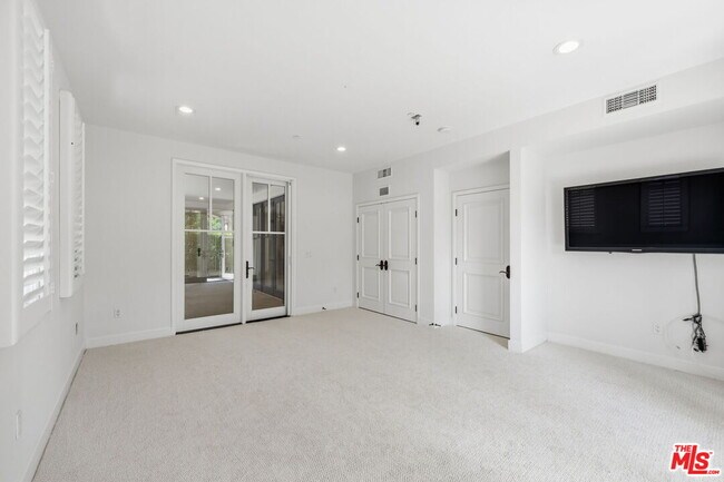 Foto del edificio - 13079 Bluff Creek Dr