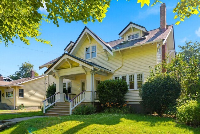 Foto del edificio - Timeless Grant Park Craftsman with Modern Comforts