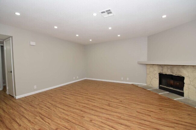 Foto del edificio - Stunning 2-Bedroom Condo 2nd Floor at The Lakes!