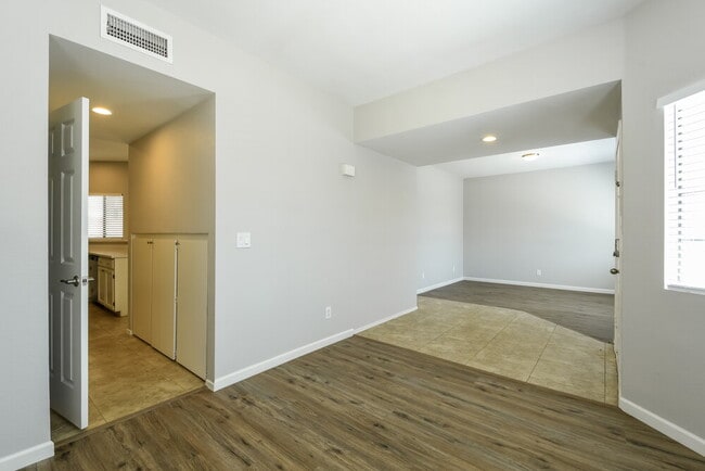 Building Photo - 2028 W Columbine Dr