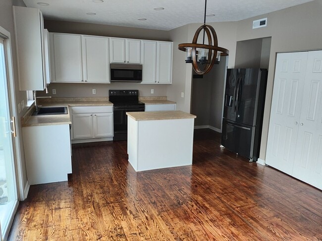 Building Photo - Beautifully maintained 4-bedroom, 2.5-bath...