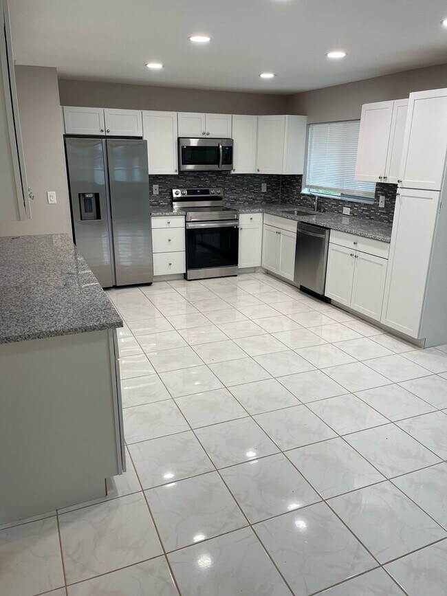 Foto del edificio - Annual Unfurnished Renovated Single-family Home near Mckibben Park!