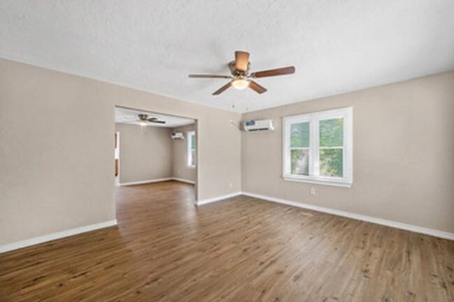 Building Photo - Newly Renovated 3/1 for Only 900 Per Month