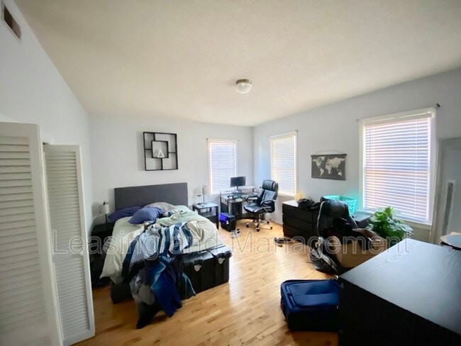 Building Photo - 146 Line St