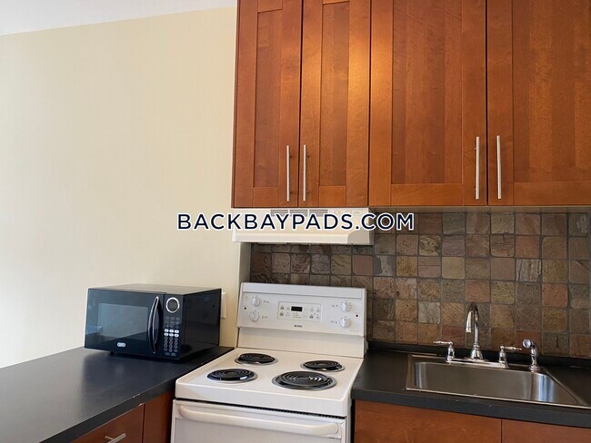 Building Photo - 483 Beacon St