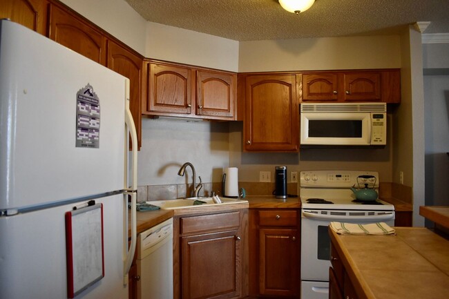 Building Photo - Fully Furnished 1 Bedroom Condo 1 Mile fro...