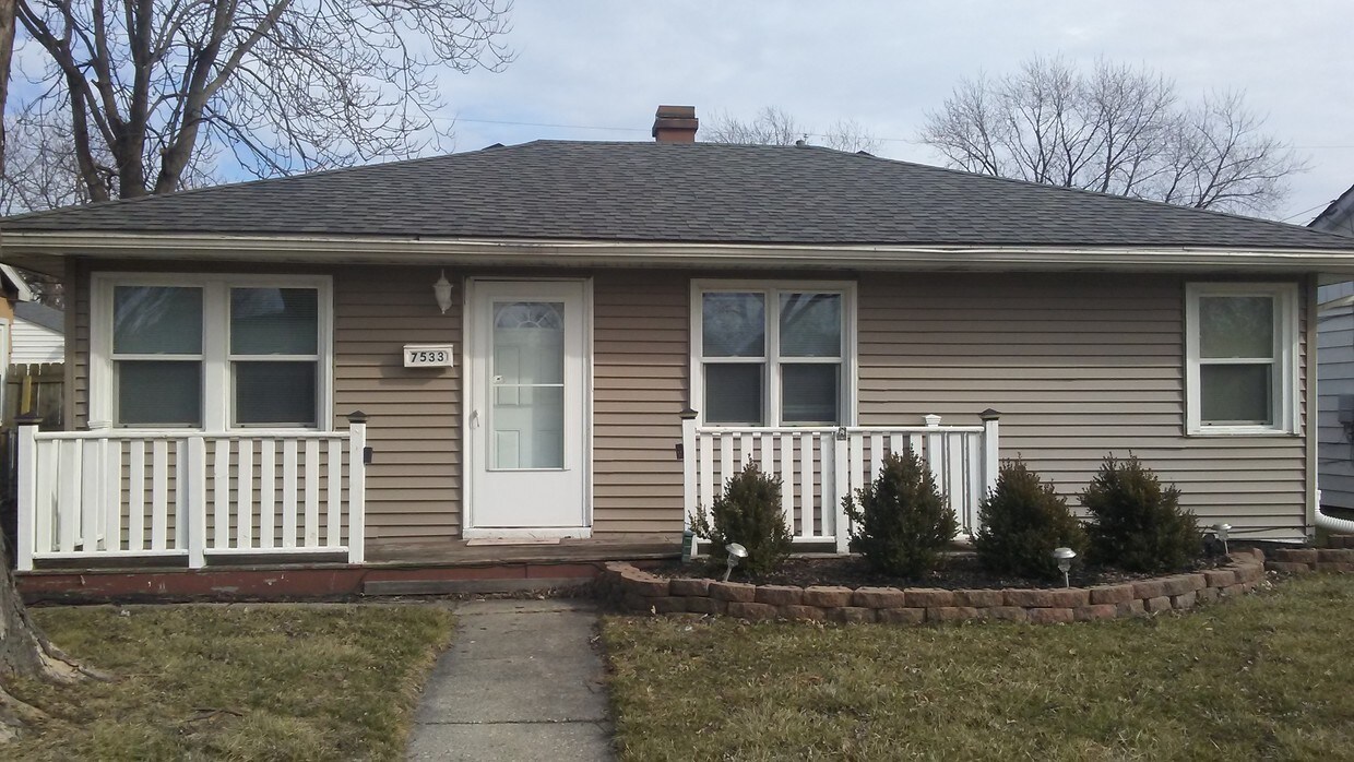 Primary Photo - 7533 Catalpa Ave