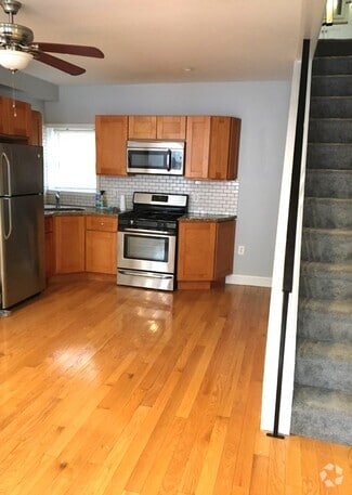Building Photo - 371 Tree St