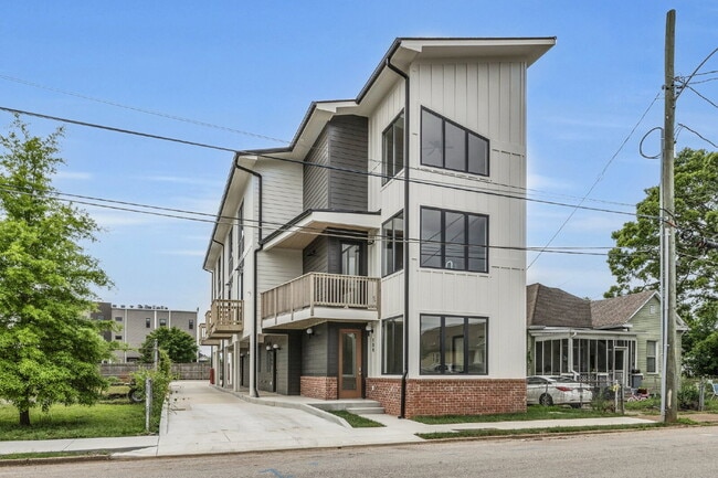 Foto del edificio - Modern Luxury Meets Everyday Comfort | 2025-Built 2BR Townhome | Near Southside Living