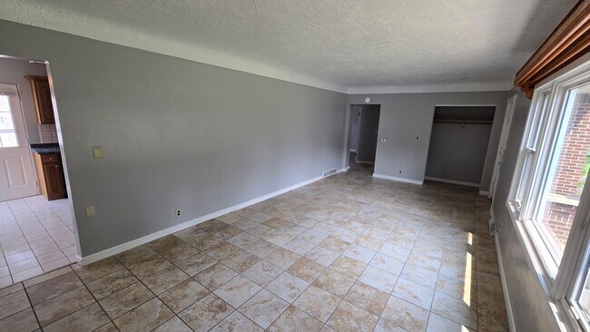 Building Photo - Spacious 3 Bedroom, 1.5 Bath Home with cen...