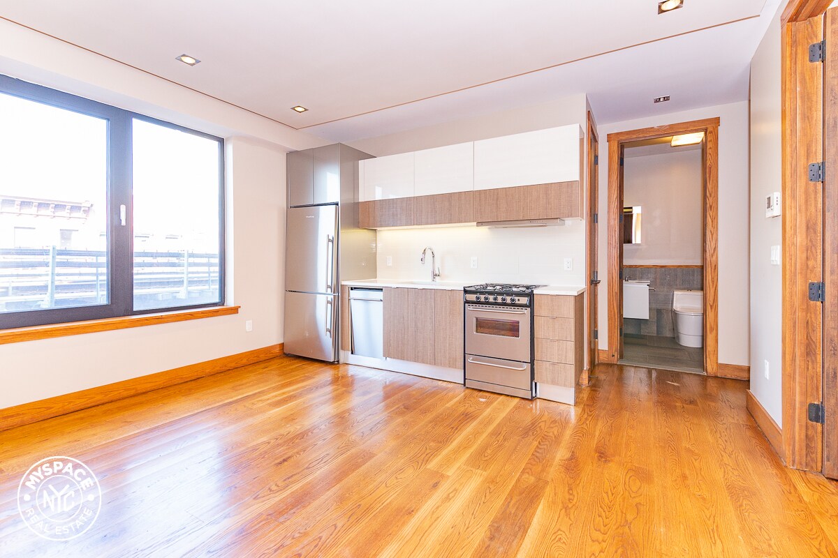 Foto principal - 865 Willoughby Ave