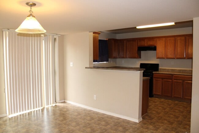 Foto del edificio - STUNNING MOUNTAIN VIEWS - Move-in special call the office for details