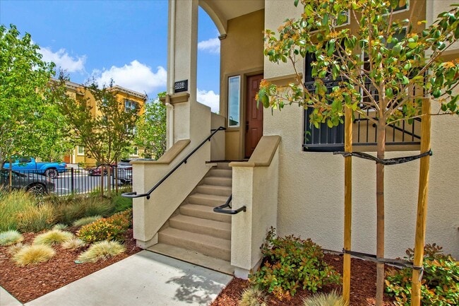 Building Photo - Rare find 2017 built 3 bedroom 3.5 bath to...