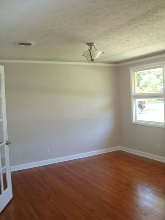 Building Photo - Rent Ready!