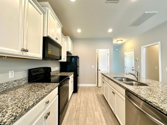 Foto del edificio - 3 Bed 2 Bath Townhome Located in Cokers Co...