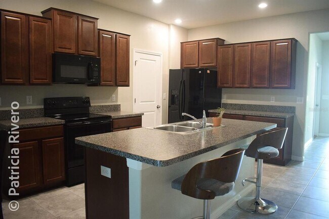 Building Photo - 10671 Lake Montauk Dr