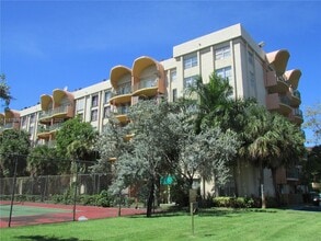 Building Photo - 9360 Fontainebleau Blvd