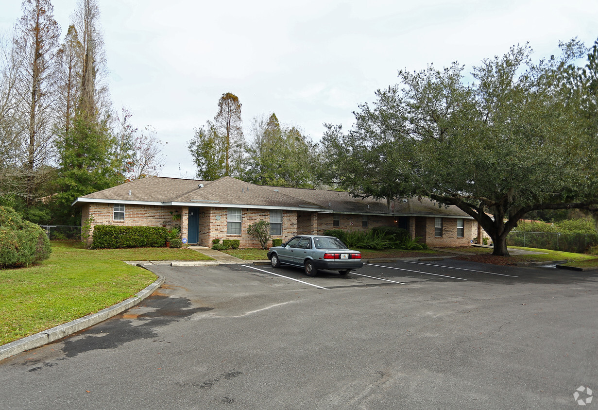 7425 US Highway 98 N - Country Manor Apartments