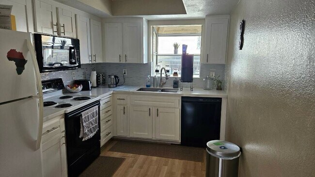 New quarts and backsplash - 4509 Idaho St