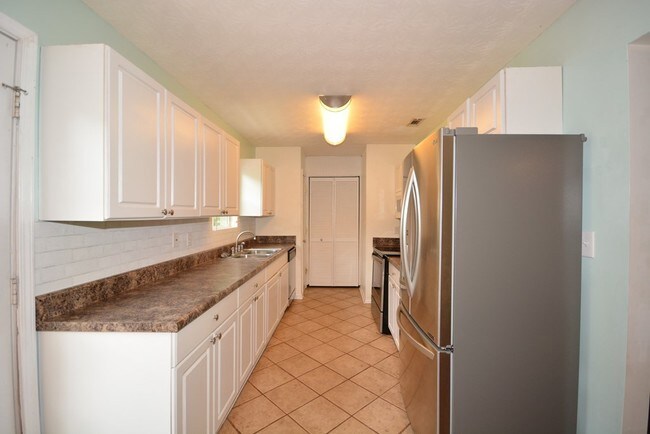 Building Photo - 4748 Rhett Dr